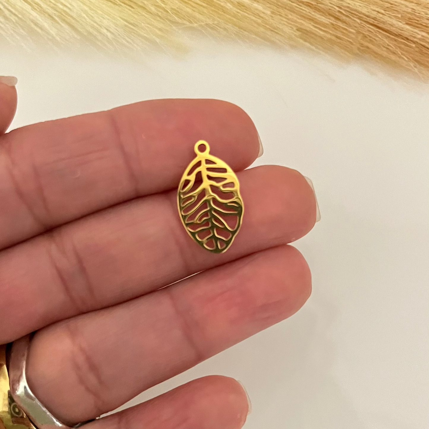 Hoja Charm