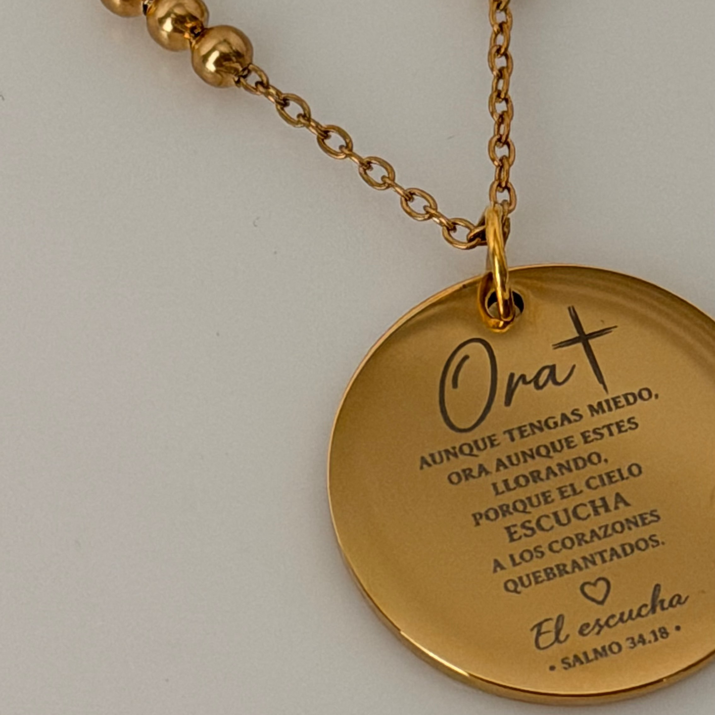 Él Escucha Necklace